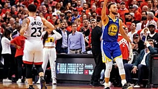 Stephen Curry célèbre la victoire des Warriors sur Toronto
