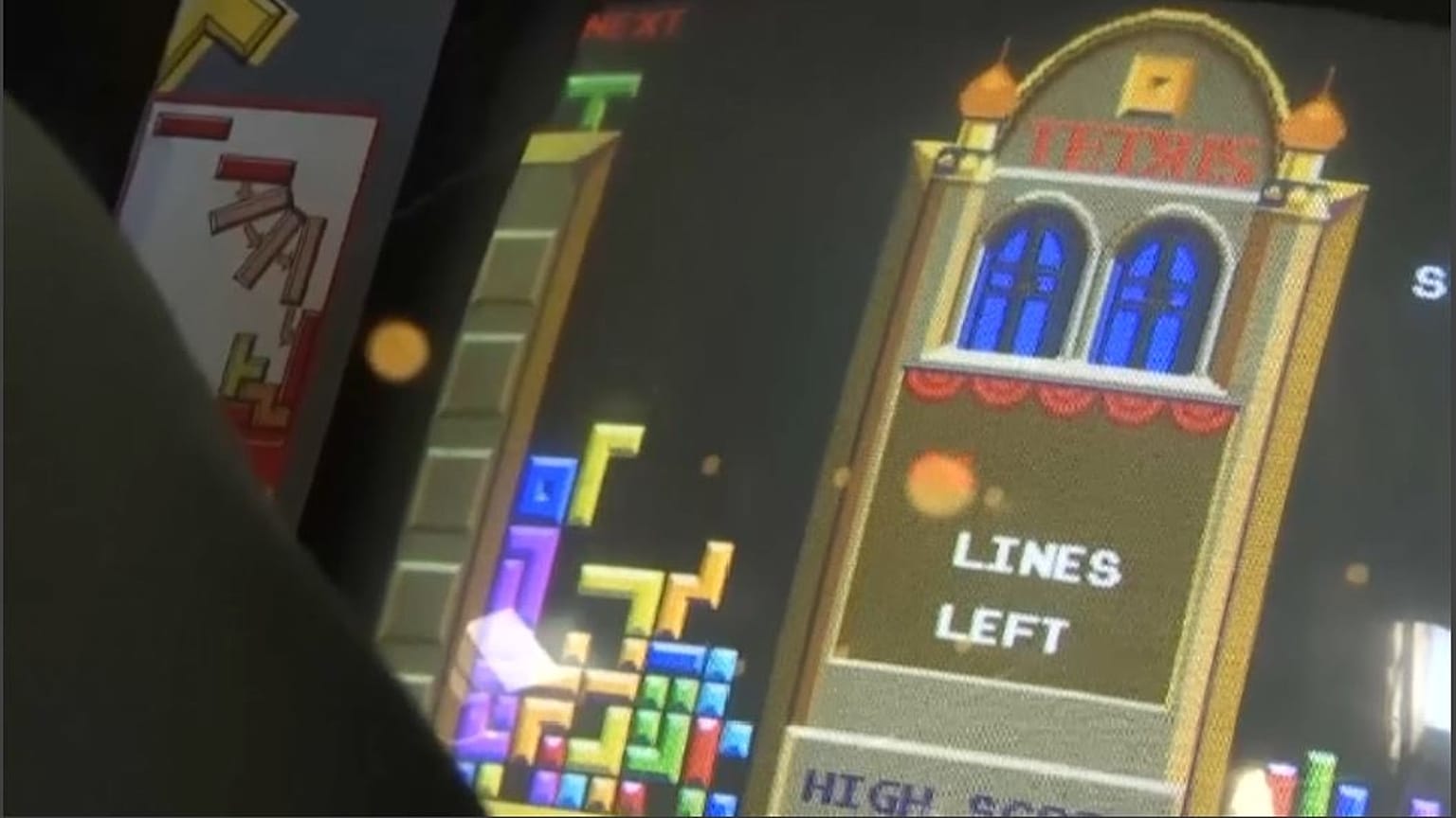 En 1984, le jeu sort d'abord dans les salles d'arcade et les casinos.