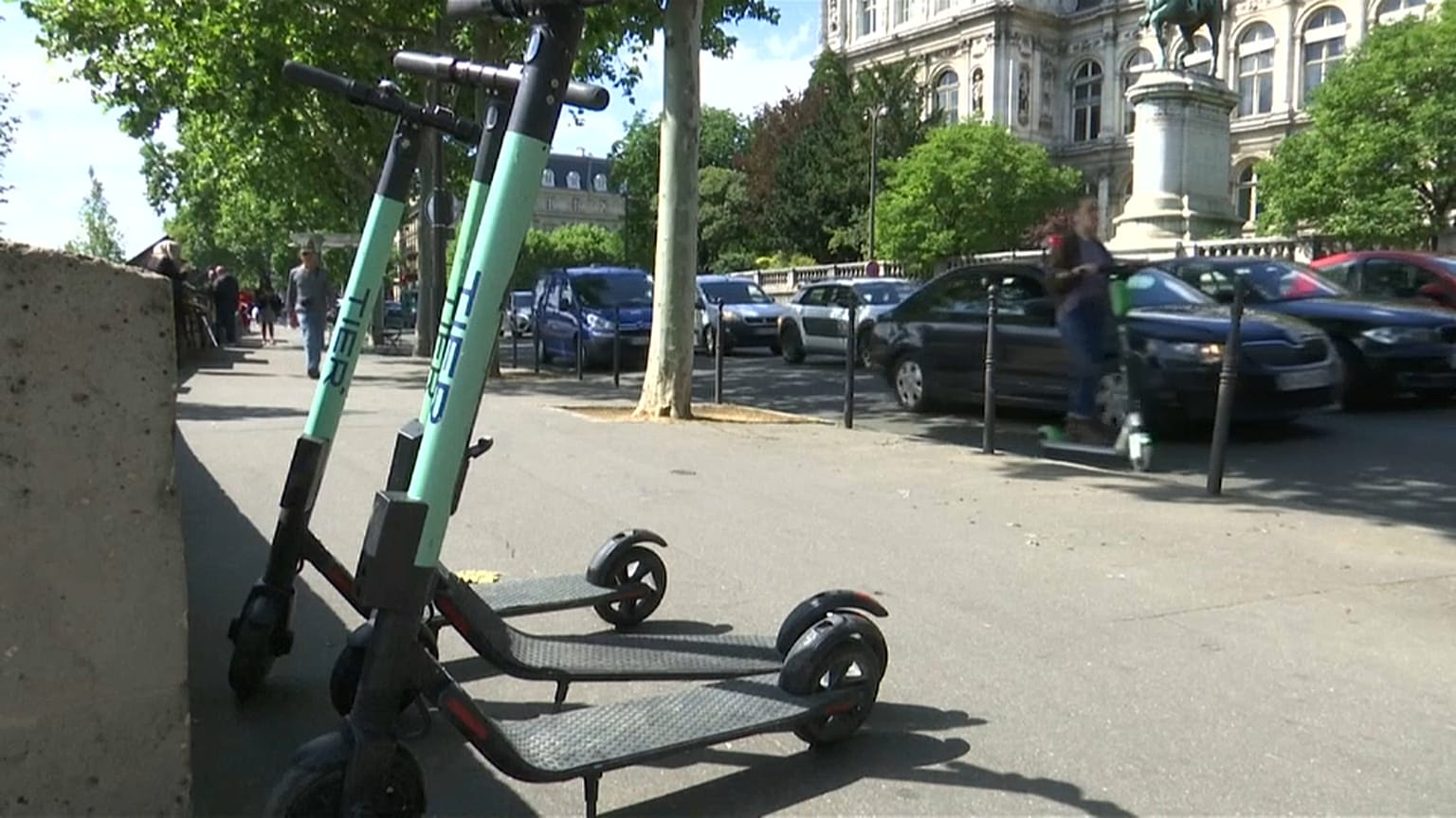 Un utilisateur de trottinette électrique décède après avoir percuté un camion
