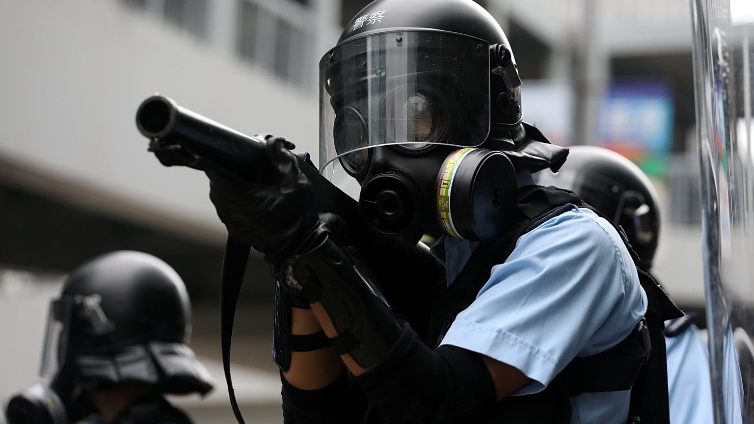 Hong Kong'ta göstericiler şehir meclisi önünde barikat kurdu