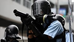 Hong Kong'ta göstericiler şehir meclisi önünde barikat kurdu