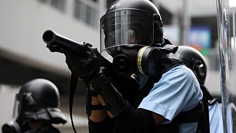 Hong Kong'ta göstericiler şehir meclisi önünde barikat kurdu