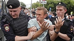 Mosca: più di 500 fermi alla marcia non autorizzata per il giornalista Ivan Golunov