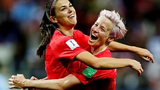 Alex Morgan de EE.UU. celebra su duodécimo gol con Megan Rapinoe