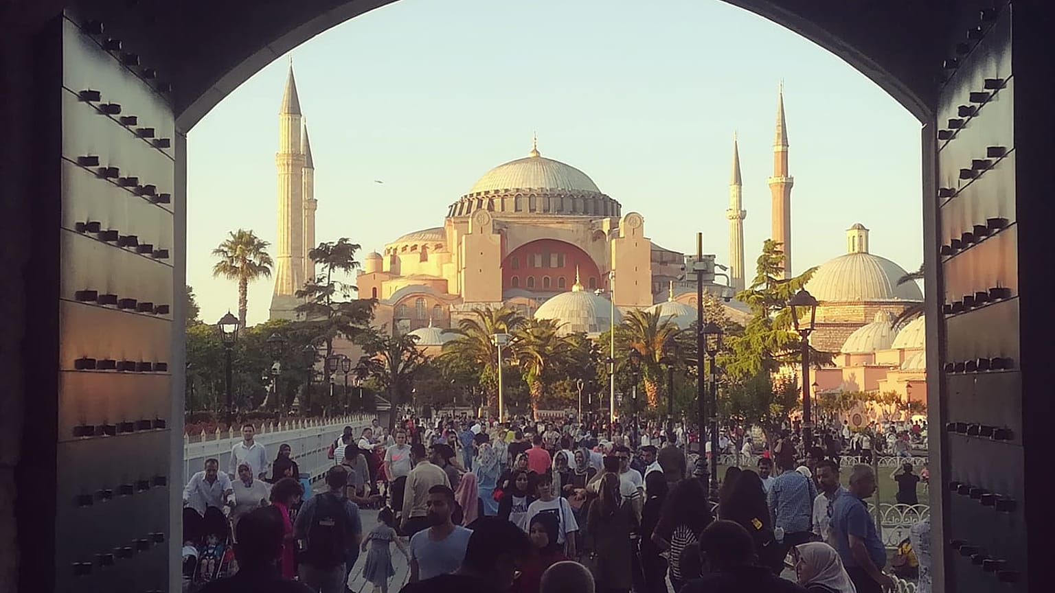 Αποστολή στην Πόλη: «Ζούμε στις αυλές των εκκλησιών μας» λένε οι Ρωμιοί