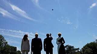 Trump és Duda feleségeikkel csodálják az F-35-öst
