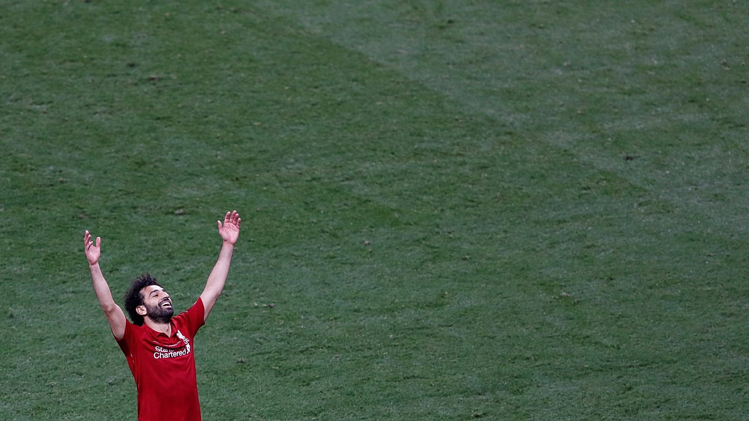 صلاح يحتفل بإحراز لقب دوري أبطال أوروبا مع ليفربول (صورة من الأرشيف)