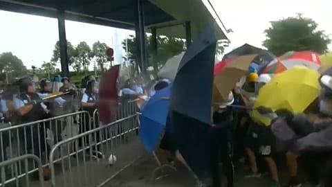 A Hong Kong des heurts entre policiers et manifestants font plusieurs blessés