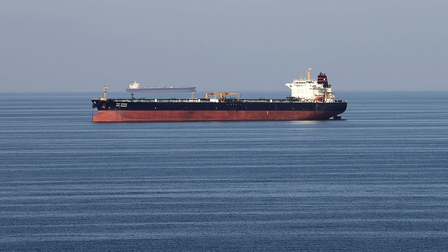 Petroleiros atacados com torpedos no golfo de Omã
