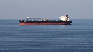 Petroleiros atacados com torpedos no golfo de Omã