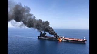 Imágenes de uno de los petroleros en llamas