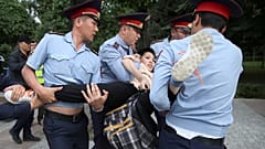 Καζακστάν: Συλλήψεις διαδηλωτών ενάντια στον Τοκάγεφ