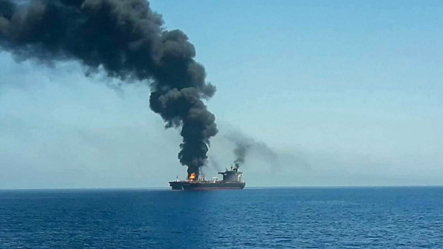 صورة للناقلة في مياه خليج عمان والدخان يتصاعد منها