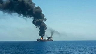 صورة للناقلة في مياه خليج عمان والدخان يتصاعد منها