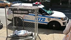 Pop-up-Kunst in Manhattan: 24 Kinderpuppen in Käfigen