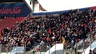 Un coro interpreta un poderoso himno feminista francés en el partido entre Suecia y Chile