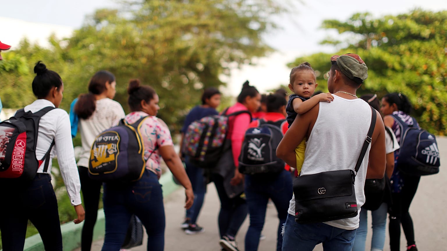 Migrantes caminan después de cruzar el río Suchiate en una balsa desde Tecun Uman, en Guatemala