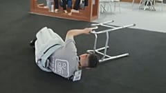 VIDEO | Una empresa china diseña un cinturón "anticaída" para las personas mayores
