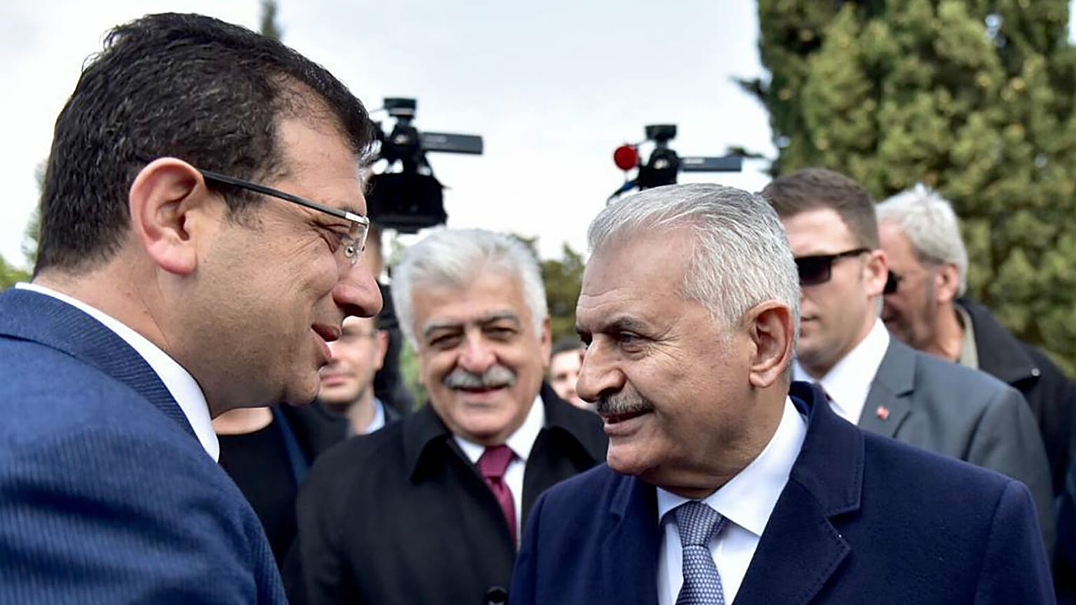 AK Parti İstanbul Büyükşehir Belediye Başkan Adayı Binali Yıldırım (sağda) ile CHP İstanbul Büyükşehir Belediye Başkan Adayı Ekrem İmamoğlu (solda)