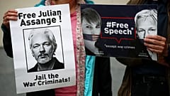 Varios manifestantes se han concentrado frente al Tribunal para protestar contra la extradición