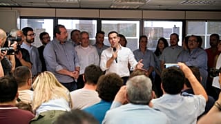 Ο πρωθυπουργός Αλέξης Τσίπραςκατά τη διάρκεια της επίσκεψής του στην Κεντρική Υπηρεσία της Δημοτικής Αστυνομίας, του Δήμου Αθηναίων