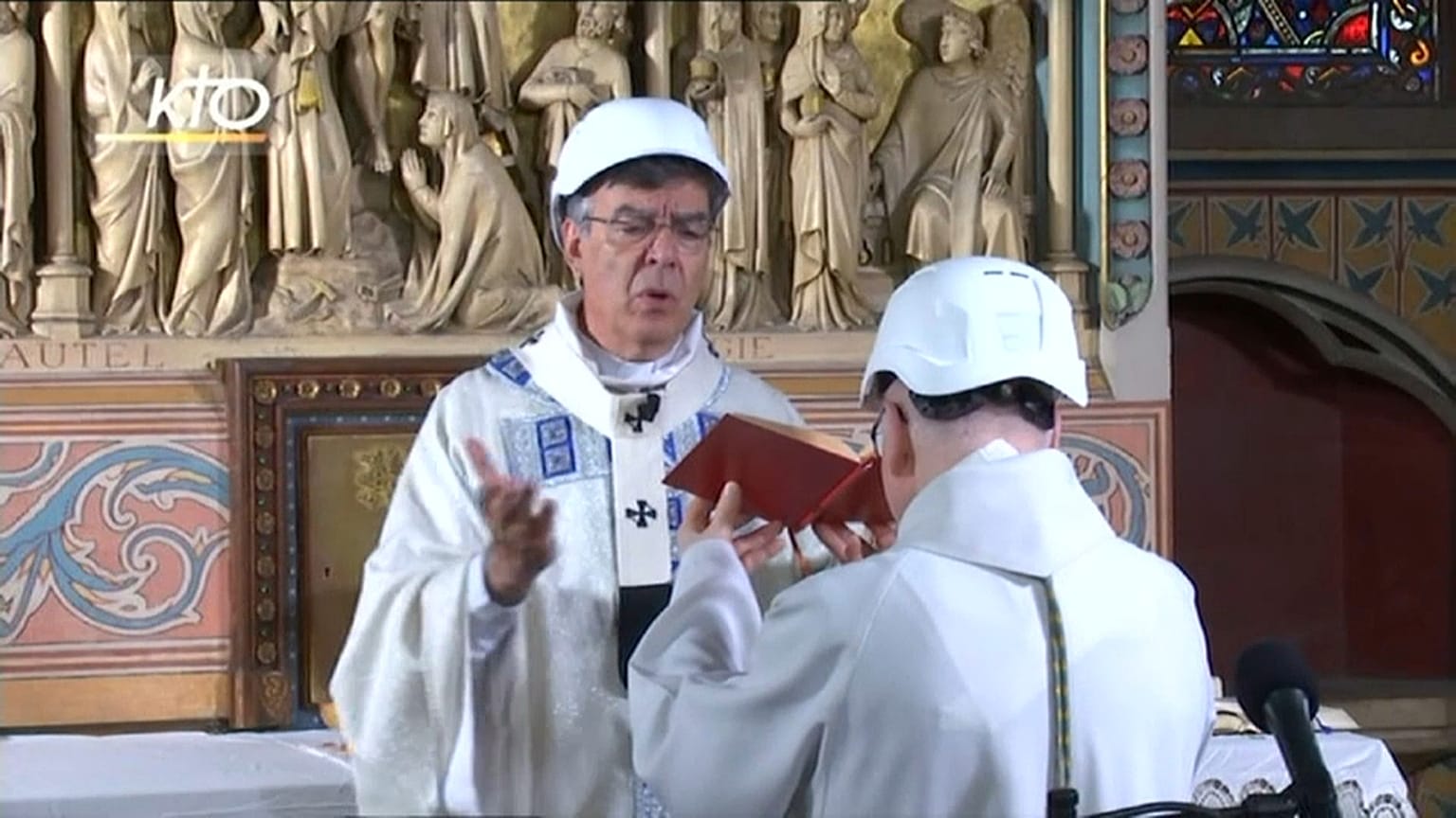 Gottesdienst mit Schutzhelm: Erste Messe in Notre-Dame nach dem Dachbrand