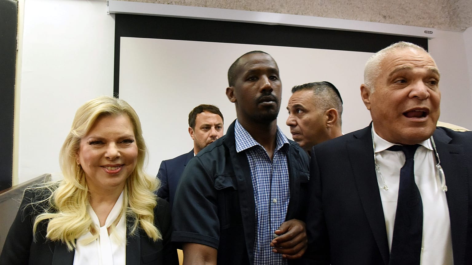 Sara Netanyahu multada por tribunal