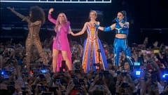 Spice Girls end tour with emotional apology