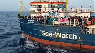 Sea Watch: ancora al largo mentre la Finanza notifica il decreto bis
