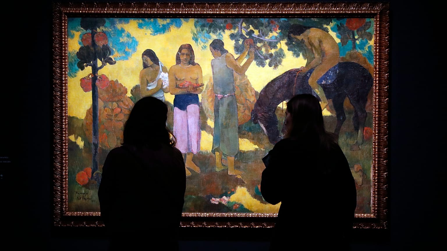 Paul Gauguin Rupe Rupe (Gyümölcsszedés) című 1899-es olajképét nézik látogatók 