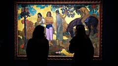 Paul Gauguin Rupe Rupe (Gyümölcsszedés) című 1899-es olajképét nézik látogatók 