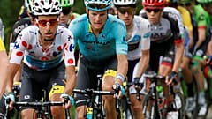 Jakob Fuglsang in maglia Astana al Tour 2017, anno in cui vinse anche il Delfinato. A pois, Fabio Aru. 