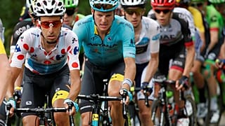 Jakob Fuglsang in maglia Astana al Tour 2017, anno in cui vinse anche il Delfinato. A pois, Fabio Aru. 