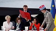 La firma de las ministras de Defensa, ayudadas por el presidente Emmanuel Macron