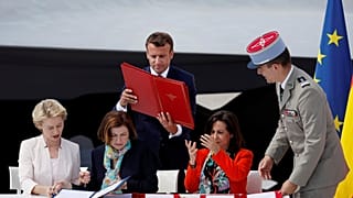 La firma de las ministras de Defensa, ayudadas por el presidente Emmanuel Macron