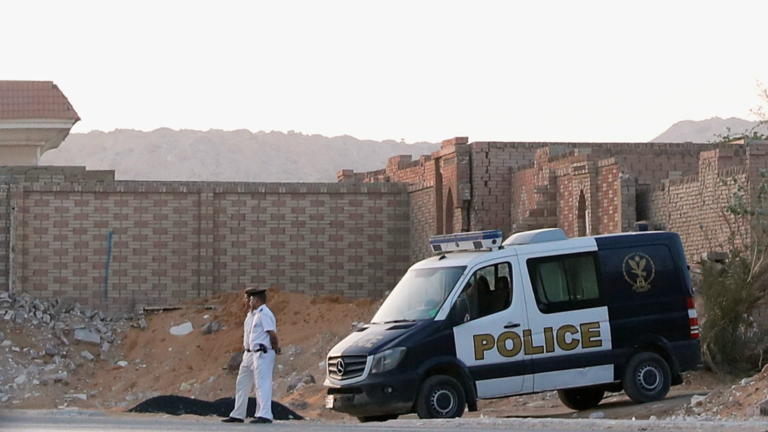 صورة للأمن امام المقابر التي دفن فيها مرسي