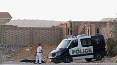 صورة للأمن امام المقابر التي دفن فيها مرسي