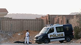 صورة للأمن امام المقابر التي دفن فيها مرسي