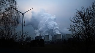 Vízgőz száll az égbe egy németországi ligniterőmű kéményéből, KÉPÜNK CSUPÁN ILLUSZTRÁCIÓ