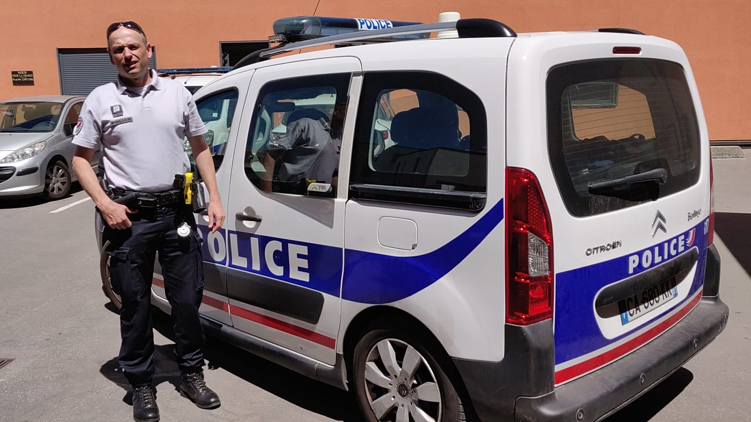 Perde il bus e si schianta con l'auto del padre prima della maturità... ma lo salva la polizia