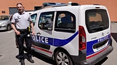 Perde il bus e si schianta con l'auto del padre prima della maturità... ma lo salva la polizia