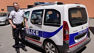 Perde il bus e si schianta con l'auto del padre prima della maturità... ma lo salva la polizia