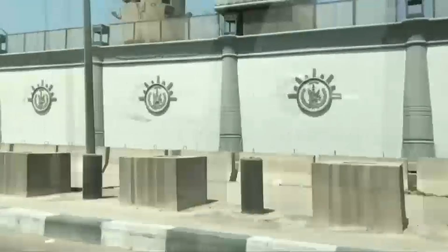 صورة من الفيديو الملتقط لسور السجن الخارجي - رويترز