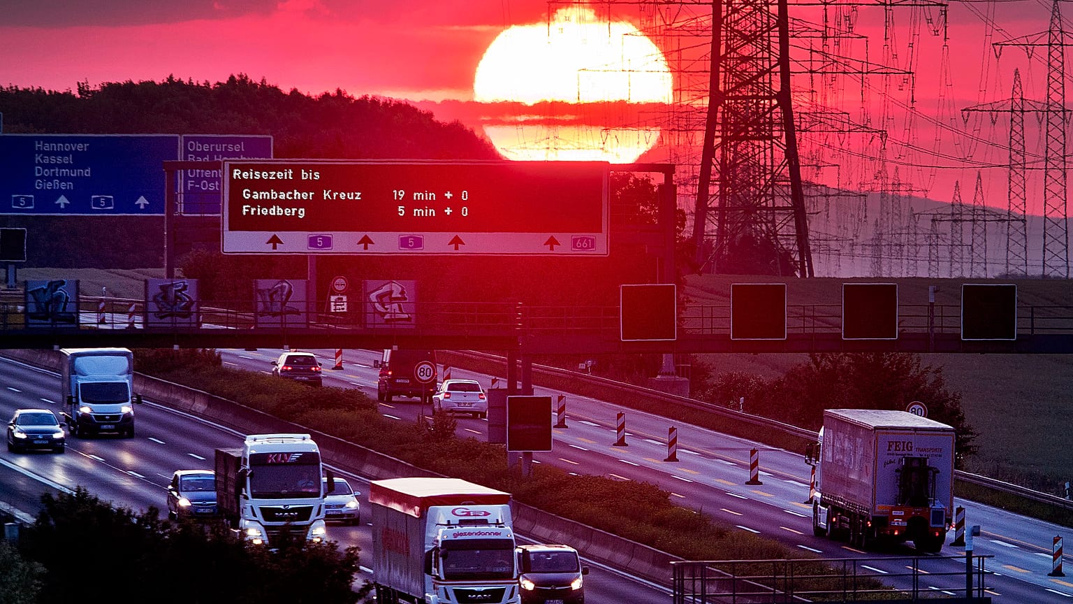  A felkelő napkorong fénye világít be egy autópályát Frankfurt közelében 2019. június 5-én