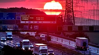  A felkelő napkorong fénye világít be egy autópályát Frankfurt közelében 2019. június 5-én