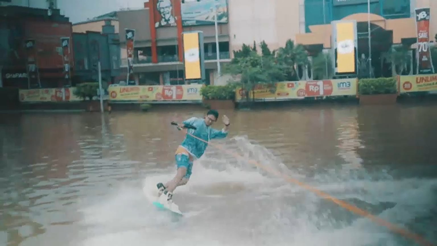 Wakeboard para protestar contra inundações