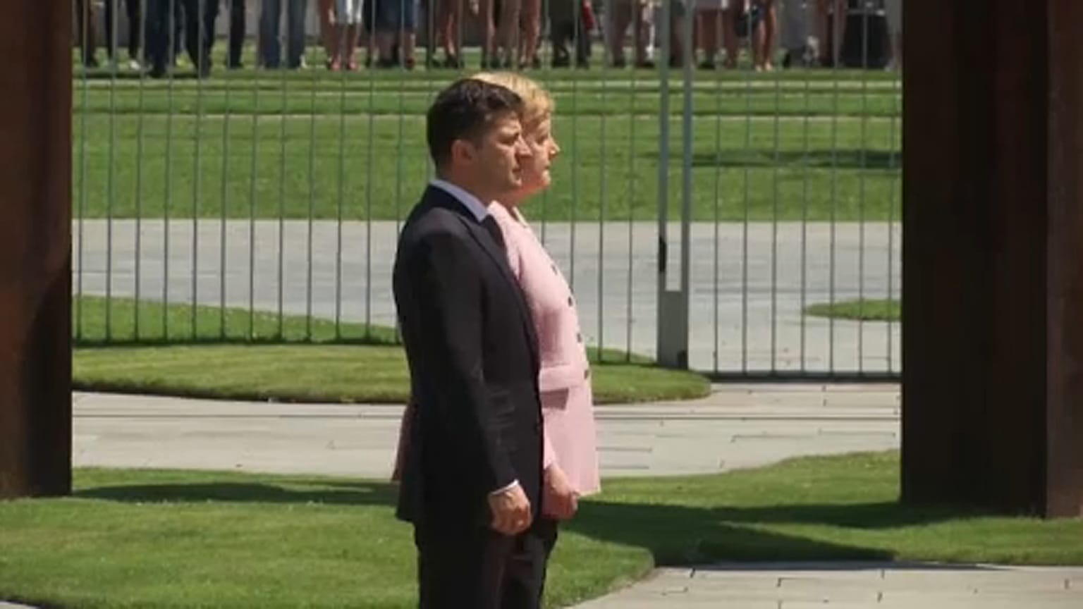 Rosszul lett a tűző napon Angela Merkel