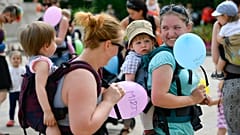 A Születés hete nevű programsorozat nyitányaként tartott flashmob (villámcsődület) a debreceni Kossuth téren 2017. június 12-én
