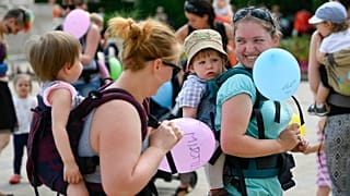 A Születés hete nevű programsorozat nyitányaként tartott flashmob (villámcsődület) a debreceni Kossuth téren 2017. június 12-én