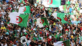 محتجون جزائريون في العاصمة الجزائر يوم 14 يونيو حزيران 2019. 